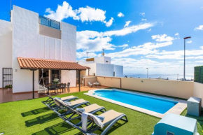 Villa Trueno: Refugio de Lujo con Piscina y Vistas